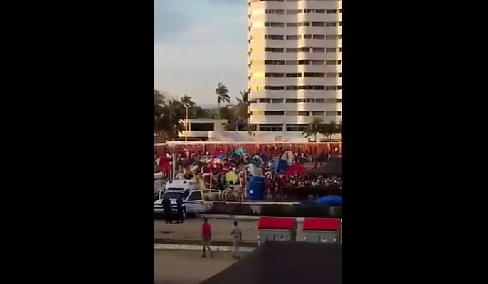 Así despiertan a chavistas de campamento ñángara para que sigan fingiendo que Maduro tiene pueblo (Video)