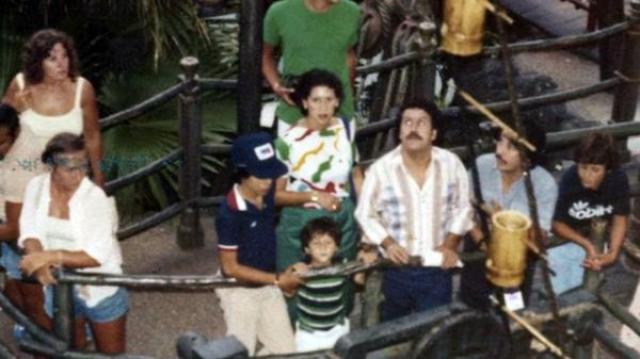 Esperando junto a su esposa y su familia para ingresar al Swiss Family Treehouse, una de las atracciones de Walt Disney World. Foto: Infobae