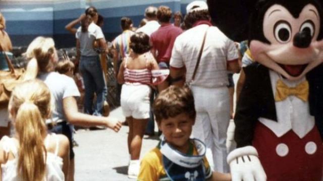 Juan Pablo Escobar junto a Mickey Mouse. Foto: Infobae