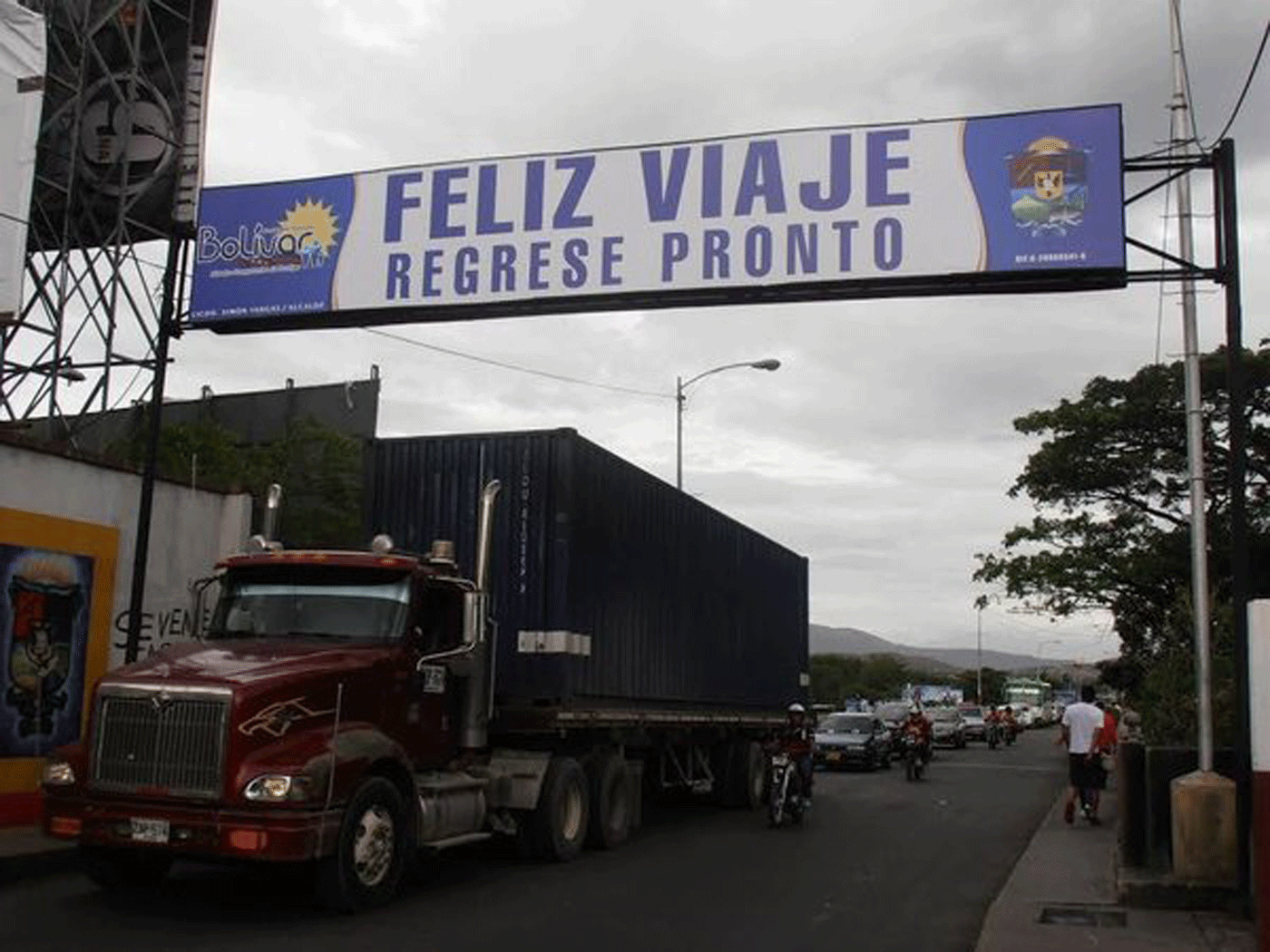 Posponen paso de transporte de carga internacional en la frontera