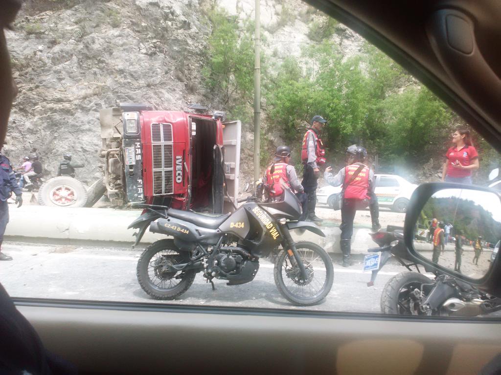 Volcó gandola en la autopista Caracas-La Guaira