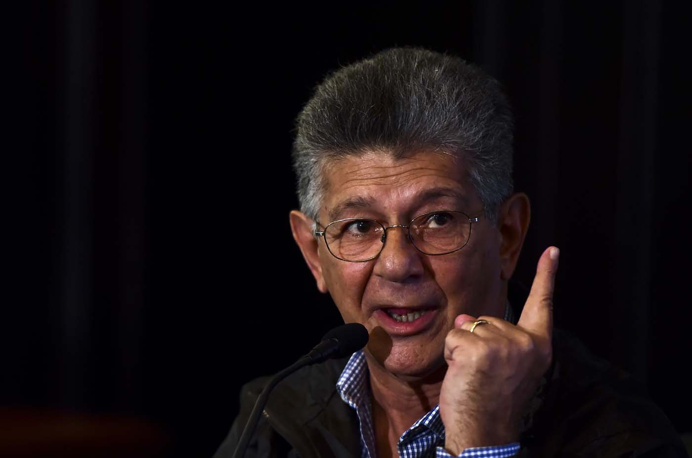 Ramos Allup responde ante amenaza del Contralor: Está actuando como compadre de Cilia Flores