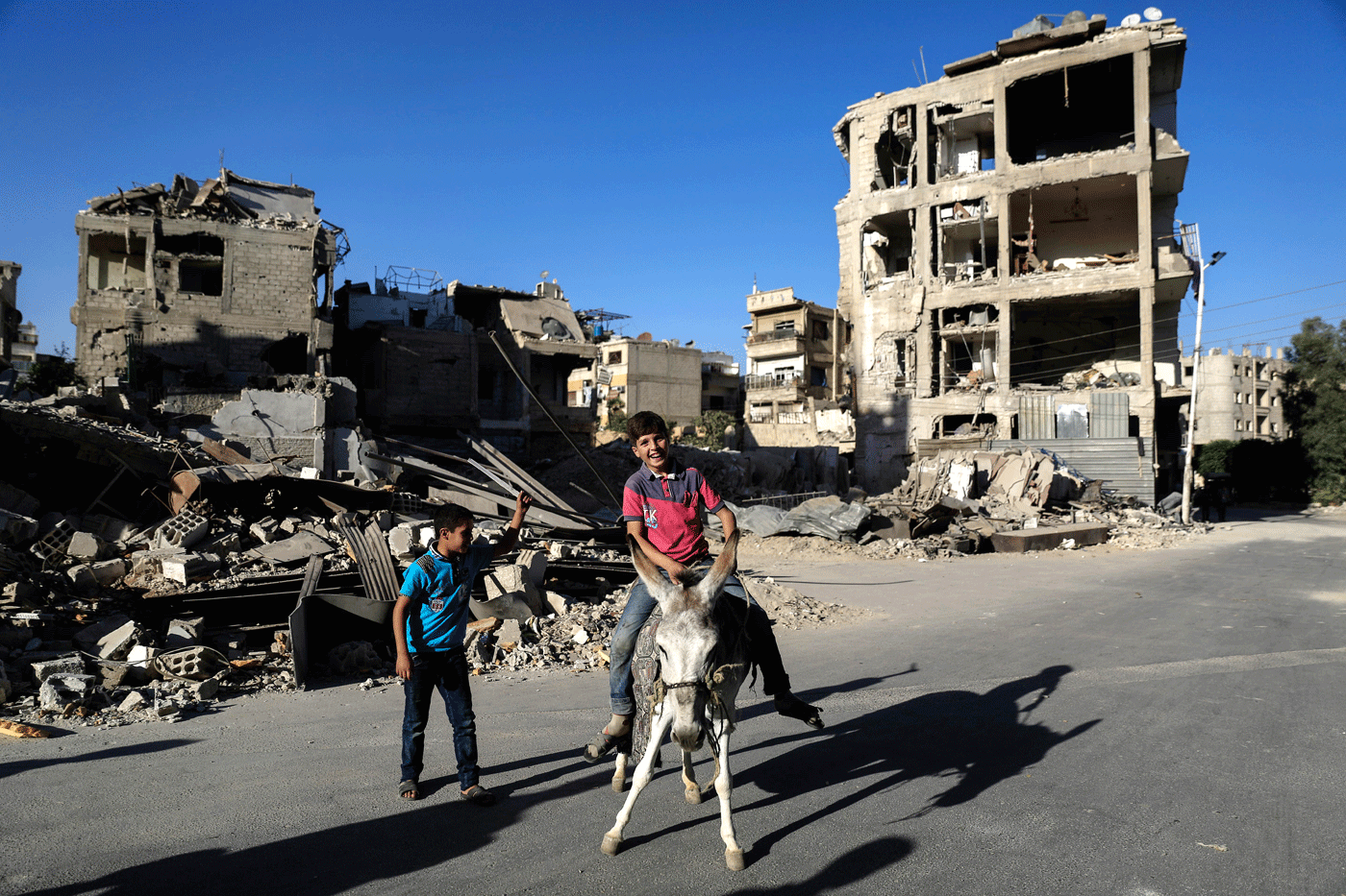 ONU reanuda la ayuda humanitaria enviando convoy a zona asediada de Siria