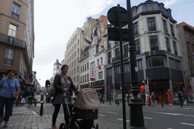 GRA228. BRUSELAS, 23/09/2016.- Uno de los grafitis de alto contenido sexual que han aparecido esta semana en Bruselas, entre las que se encuentran un falo circuncidado, la imagen de una penetración, y una vagina en pleno acto de masturbación, que han desbancado al Manneken Pis como el sexo desnudo más célebre de la ciudad. Se desconoce si las obras, que emergen en tan solo una noche, son creadas por un colectivo o por una sola persona, pero una de ellas, la del pene de seis metros de alto y tres de ancho plantada en la comuna de Saint-Gilles, será retirada después de que así lo decidieran los ediles y el propietario del inmueble. Sin embargo, los concejales del distrito centro han acordado mantener intactas las dos obras anónimas y con sesgo femenino que están sometidas a su jurisdicción. EFE/Javier Albisu