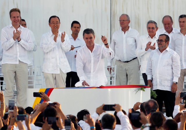 Foto del lunes del presidente de Colombia, Juan Manuel Santos, sosteniendo el "balígrafo" con el que firmó el acuerdo de paz con las FARC en Cartagena. Sept 26, 2016. El presidente de Colombia y la guerrilla izquierdista de las FARC rubricaron el lunes un histórico acuerdo que pone fin a un conflicto armado de más de medio siglo, un paso enorme en el largo camino para reconciliar al país con una paz duradera. REUTERS/John Vizcaino