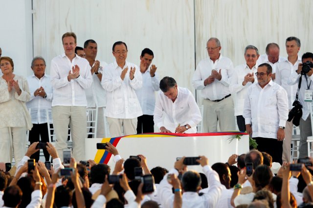 Foto del lunes del presidente de Colombia, Juan Manuel Santos, firmando el acuerdo de paz con las FARC en Cartagena. Sept 26, 2016. El presidente de Colombia y la guerrilla izquierdista de las FARC rubricaron el lunes un histórico acuerdo que pone fin a un conflicto armado de más de medio siglo, un paso enorme en el largo camino para reconciliar al país con una paz duradera. REUTERS/John Vizcaino