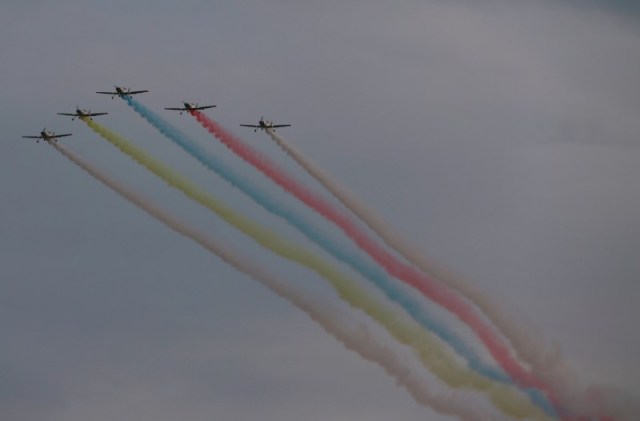 Aviones militares sobrevolando el área de Cartagena, Colombia, sep 25, 2016. El secretario de Estado de Estados Unidos, John Kerry, dijo el lunes que Washington no está preparado aún para sacar a la guerrilla colombiana de las FARC de su lista de organizaciones terroristas, pero revisará su situación en la medida en que se implementen los acuerdos de paz con el Gobierno de Bogotá. REUTERS/John Vizcaino