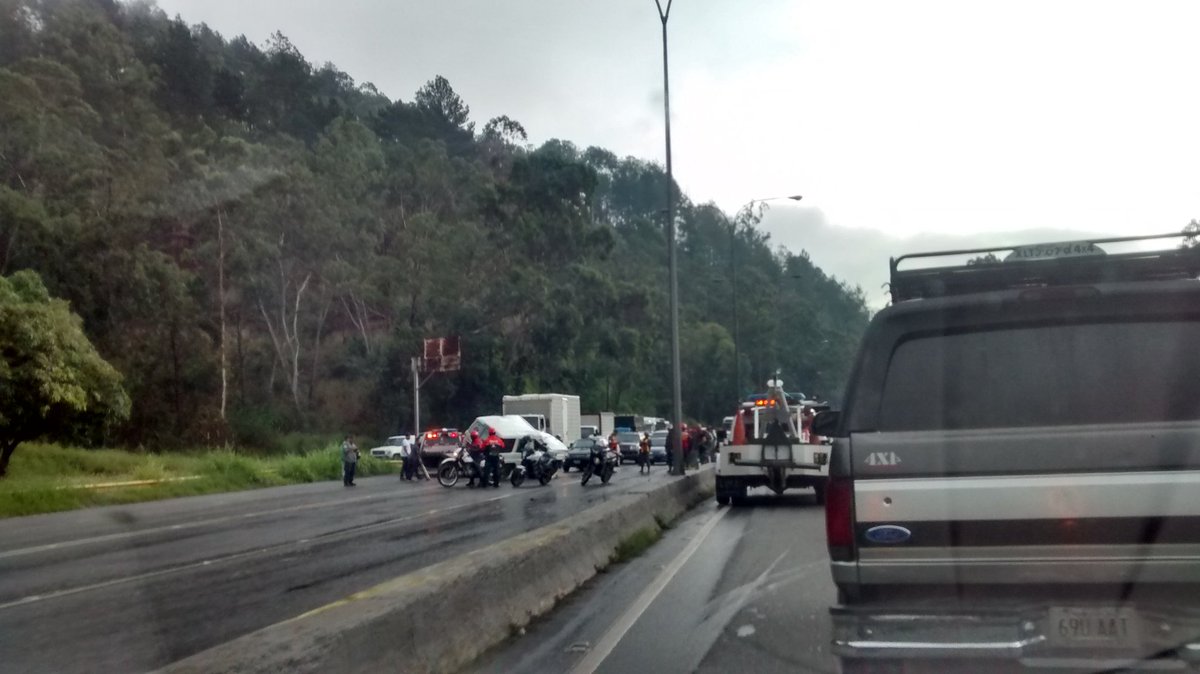 Un vehículo se volcó en la bajada de Tazón por las lluvias (FOTOS) #26Sep