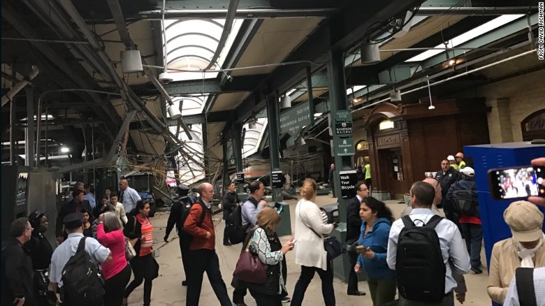 Tren choca contra estación y deja al menos un muerto y decenas de heridos en Nueva Jersey (fotos)