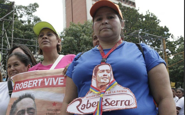 Madres Robert Serra y María Herrera