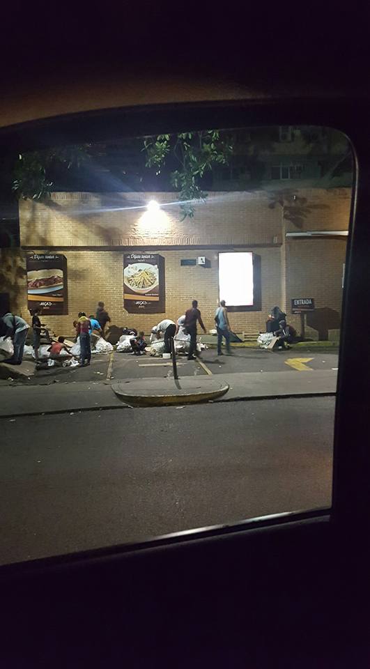 Nicolás se hace el paisa… pero estos venezolanos andan buscando alimentarse en la basura (FOTO)