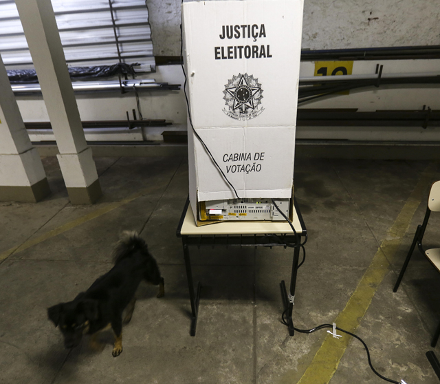 Cierran los colegios electorales para los comicios municipales en Brasil