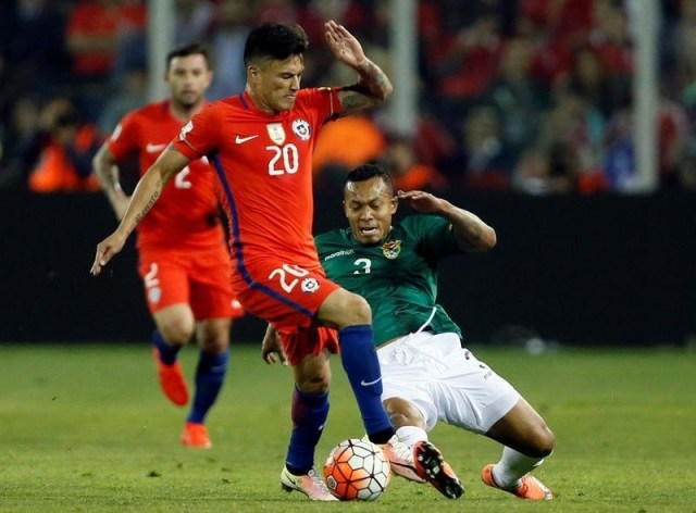 El mediocampista chileno Charles Aranguiz lucha por la pelota con el boliviano Edemir Rodríguez, en el partido por la clasificatoria al Mundial de Rusia 2018, en Santiago. La FIFA informó el martes que decidió sancionar a la asociación de fútbol de Chile por los cánticos discriminatorios de sus hinchas durante el último partido del equipo contra Bolivia por la eliminatoria al Mundial 2018. REUTERS/Rodrigo Garrido