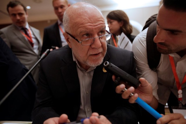 El ministro de Petróleo iraní Bijan Zanganeh, habla con periodistas durante el Foro Internacional de Energía, en Algiers, Argelia. Foto: Reuters