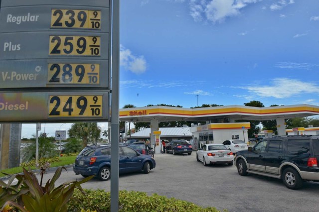 SHM50 - MIAMI (FL, EEUU), 05/10/2016.- Varios autos esperan en fila para abastecerse de gasolina ante la llegada del huracán Matthew hoy, miércoles 5 de octubre 2016, en Miami, Florida (Estados Unidos). Los residentes de Florida enfrentan hoy una maratoniana jornada en busca de comida, agua, gasolina, medicinas y barreras de contención para encarar el impacto de Matthew, que se prevé que afectará a partir de mañana al sureste de Estados Unidos como un huracán de categoría mayor. EFE/Giorgio Viera