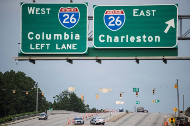 SRX02 - CHARLESTON (EE.UU.), 6/10/2016- Autoridades bloquean un giro en un carril de la I-26 durante una evacuación ordenada por la llegada del huracán Matthew en Charleston, Carolina del Sur (EE.UU.). Matthew pasó por parte de Haití y Cuba, y se espera que se desplace por la costa este de los Estados Unidos. EFE / SEAN RAYFORD