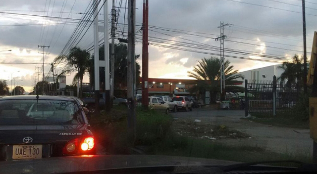 Tuiteros reportan problemas para surtir gasolina en Maracay (FOTOS)