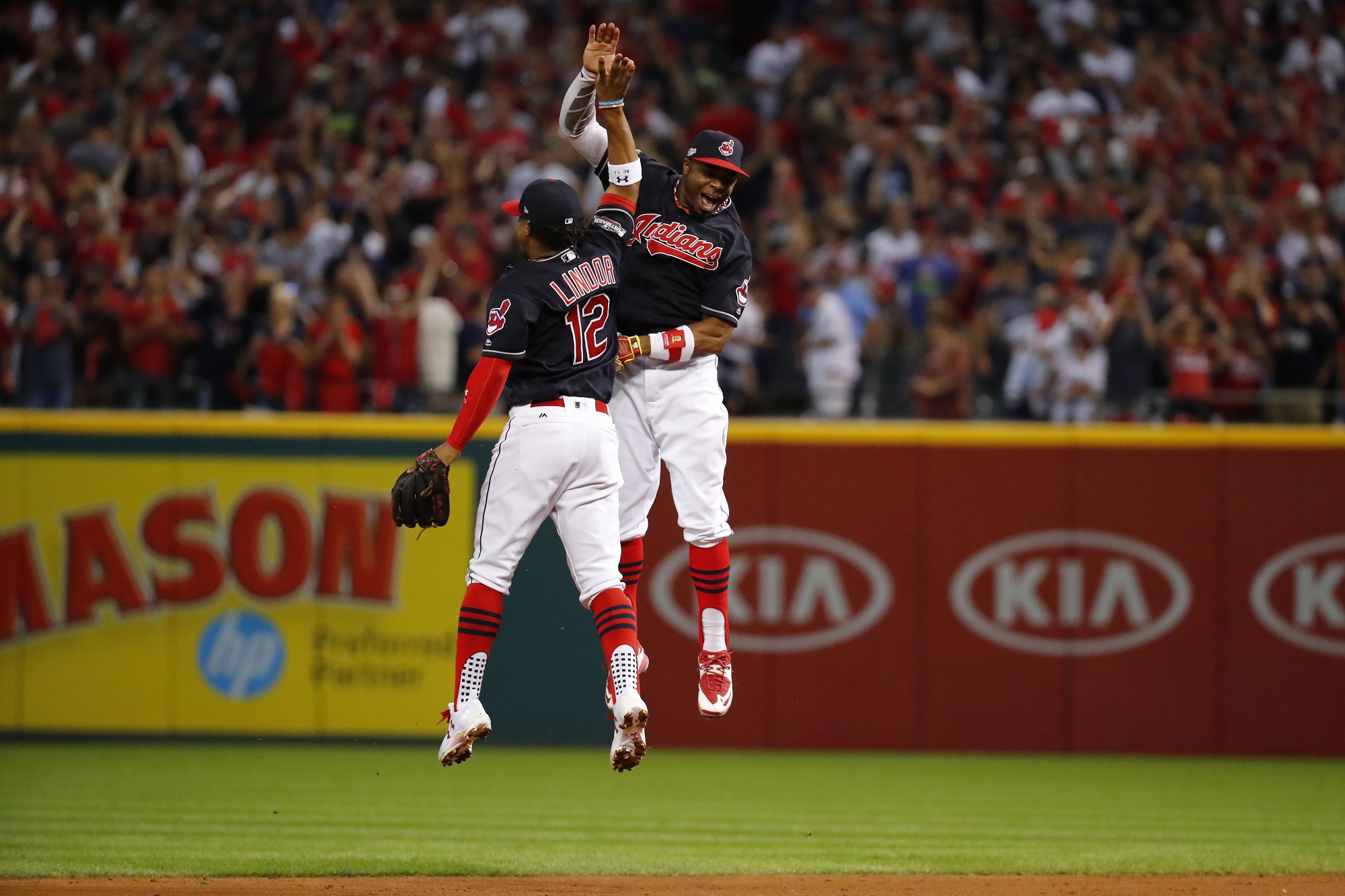 Indios blanquean a Medias Rojas para dominar 2-0 la Serie Divisional de la Liga Americana