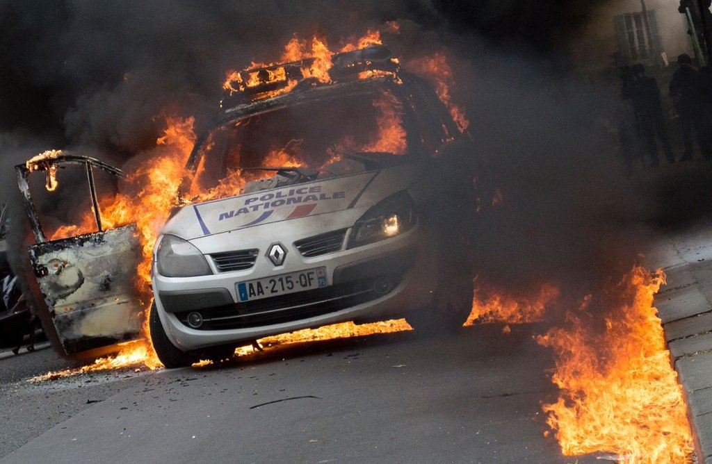 Cuatro policías heridos por un ataque con cócteles molotov cerca de París