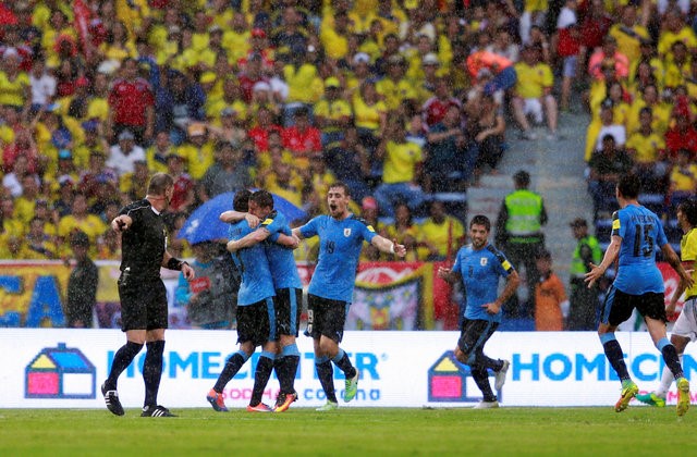 Foto del martes del centrocampista de Uruguay Cristian Rodríguez celebrando con sus compañeros tras marcar el primer tanto en el empate 2-2 como visitante ante Colombia. 11/10/16. Colombia y Uruguay empataron el martes 2-2 en un intenso partido por la eliminatoria sudamericana al Mundial 2018, un resultado que le permitió al visitante continuar en la parte alta de las posiciones.  REUTERS/John Vizcaino