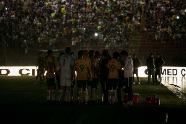 CAR01. MERIDA (VENEZUELA) 11/10/2016.- Jugadores de Brasil aguardan a que regrese la electricidad durante un partido ante Venezuela por las eliminatorias del Mundial de Rusia 2018 en el estadio Metropolitano de la ciudad de Mérida (Venezuela) hoy, 11 de octubre de 2016. EFE/MIGUEL GUTIERREZ