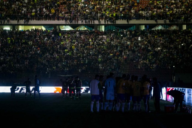 CAR01. MERIDA (VENEZUELA) 11/10/2016.- Jugadores de Brasil aguardan a que regrese la electricidad durante un partido ante Venezuela por las eliminatorias del Mundial de Rusia 2018 en el estadio Metropolitano de la ciudad de Mérida (Venezuela) hoy, 11 de octubre de 2016. EFE/MIGUEL GUTIERREZ