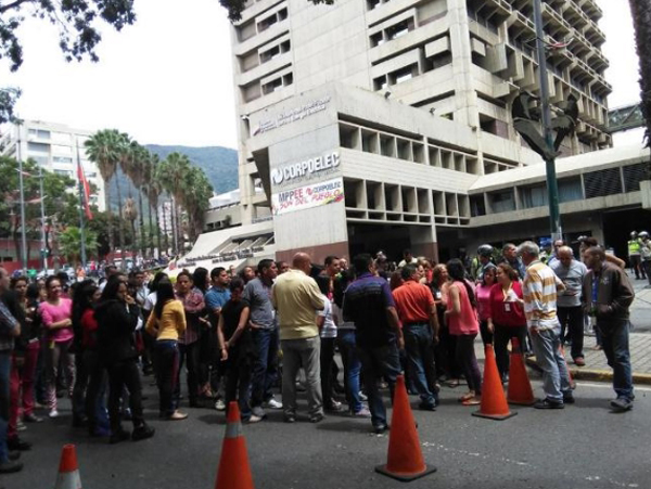 Trabajadores de Corpoelec protestaron en San Bernardino para exigir pago de reivindicaciones salariales