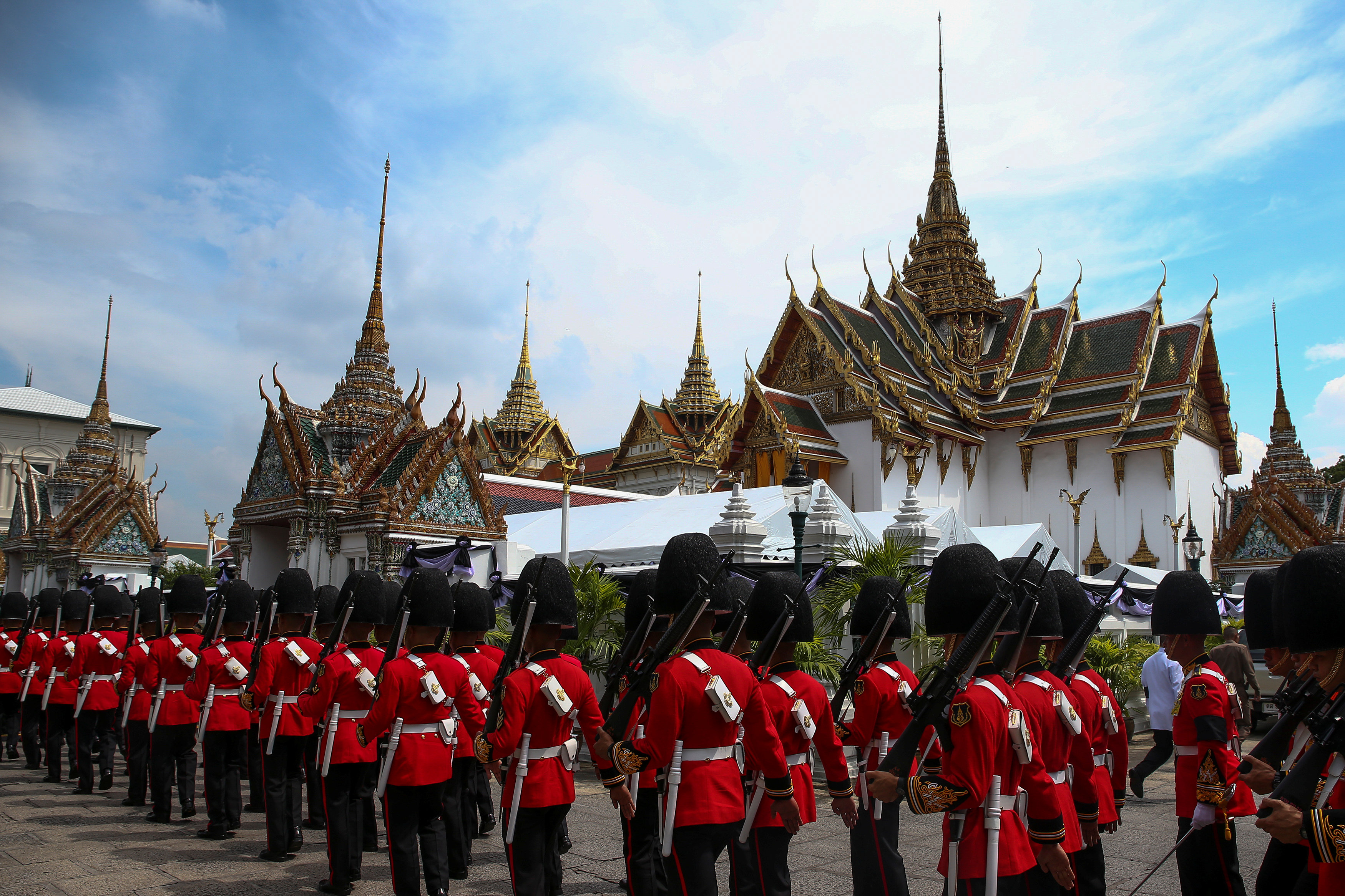 El féretro del rey Bhumibol es trasladado en procesión hasta el palacio real