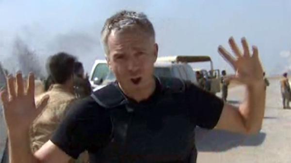 Reportero quedó en medio de un tiroteo entre Estado Islámico y las tropas iraquíes en Mosul (video)