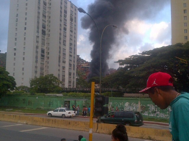 Incendio en Piedra Azul, municipio #Baruta (fotos)