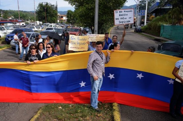 Trabajadores de Corpoelec, durante el paro en la avenida Libertador.(Foto: Jorge Castellanos)