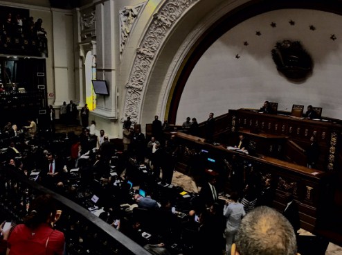 Se fue la luz en la AN cuando este diputado “rojito” hablaba de las “maravillas” del Sector Eléctrico (Fotos)