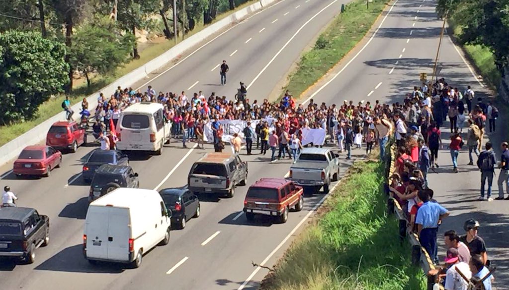 Estudiantes de la Ucab trancan la autopista Francisco Fajardo (fotos)