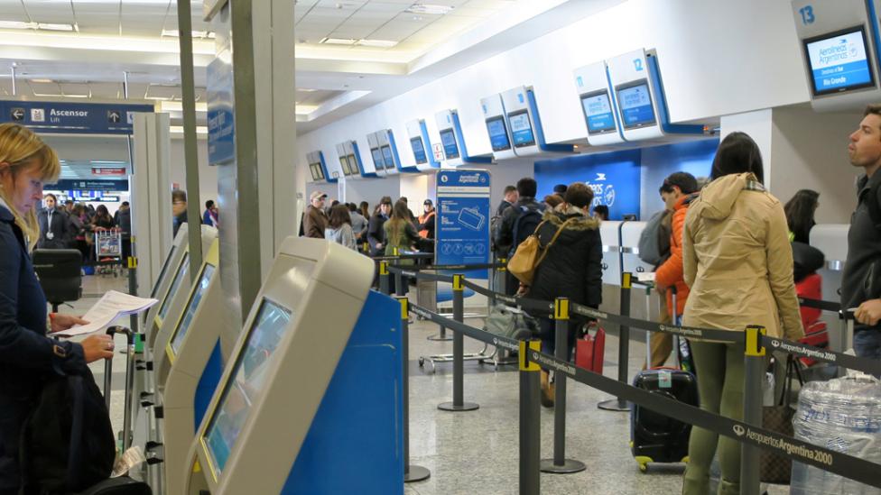 Estafó a Aerolíneas Argentinas y viajó gratis por el mundo