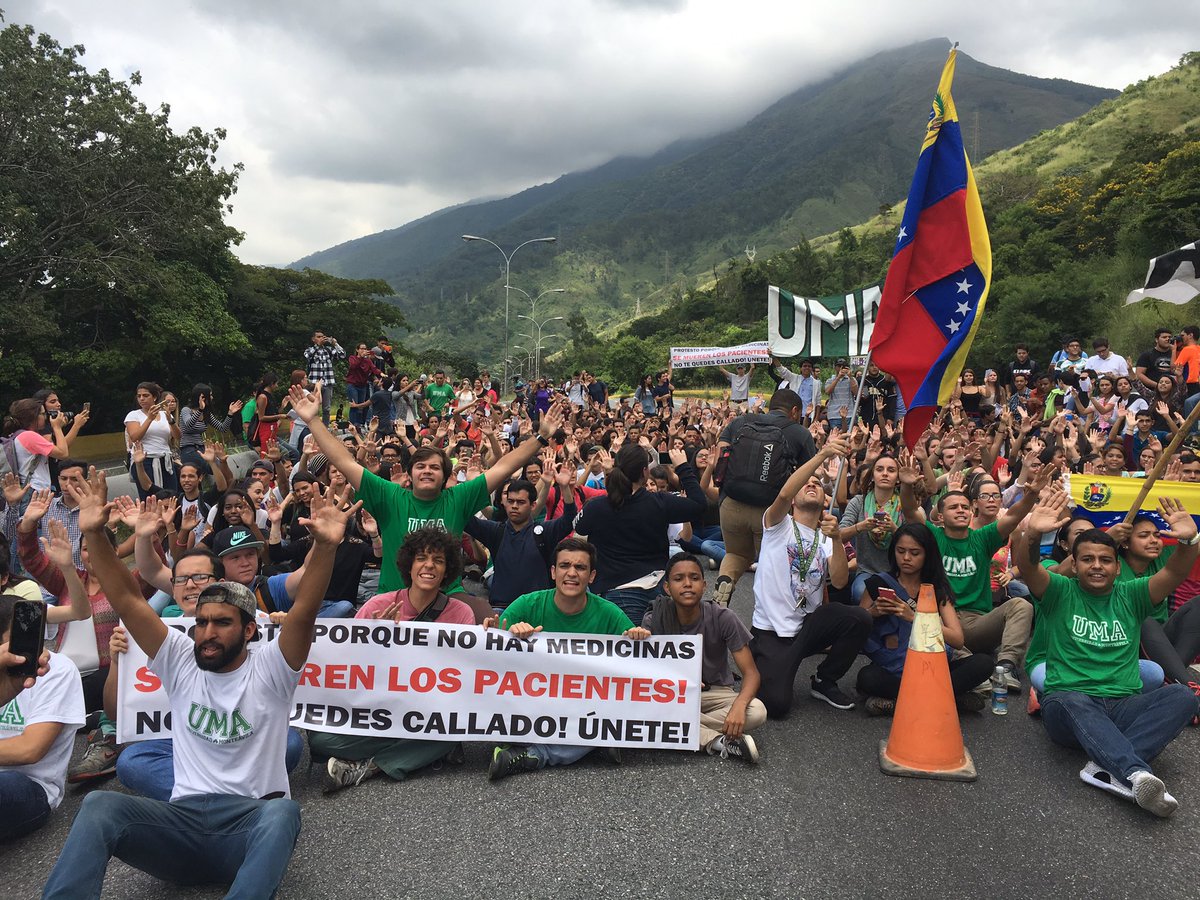 Estudiantes de la Universidad Monte Ávila cierran paso en la Cota Mil (Fotos)