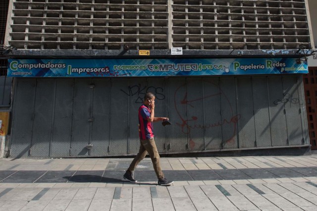 CAR01. CARACAS (VENEZUELA), 28/10/2016.- Un local comercial es visto hoy, viernes 28 de octubre de 2016, en Caracas (Venezuela). El paro general de 12 horas convocado por la oposición venezolana se cumple a medias en el país pues tanto las entidades bancarias como algunos comercios y oficinas abrieron sus puertas, sin embargo, las principales vías se mostraron con mucho menos tráfico que el que se observa en un día laboral normal. EFE/MIGUEL GUTIÈRREZ