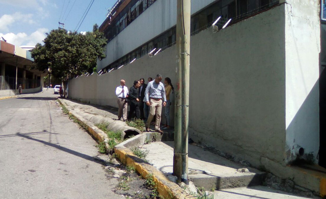 Familiares de Coromoto Rodríguez esperando su liberación en el Helicoíde 