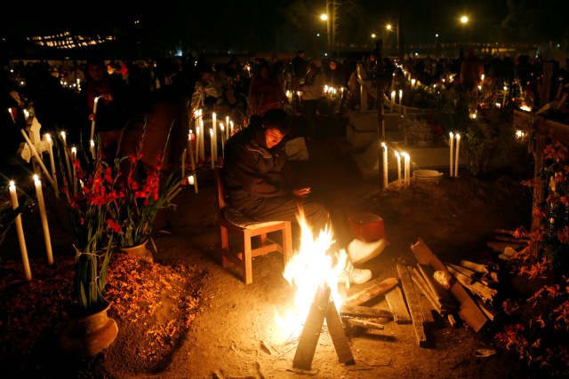 2016-11-02T095907Z_1377935467_D1BEUKMNZNAC_RTRMADP_3_MEXICO-DAYOFTHEDEAD