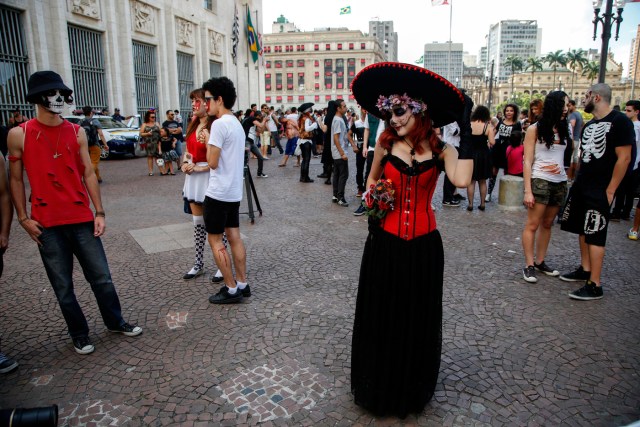 BRA52. SAO PAULO (BRASIL), 02/11/2016.- Un grupo de jóvenes usando disfraces y maquillajes alusivos al día de los muertos participa hoy, miércoles 02 de noviembre de 2016, de la realización de la Marcha Zombie en Sao Paulo (Brasil). Cientos de habitantes salieron a las calles con sus típicos trajes de muertos vivientes, brujas, vampiros y personajes de terror para que participar en la onceava edición de la Zombie Walk SP, una costumbre adoptada en diversos países del mundo y que Sao Paulo acoge desde el 2006 en el Día de los Muertos. EFE/Sebastião Moreira