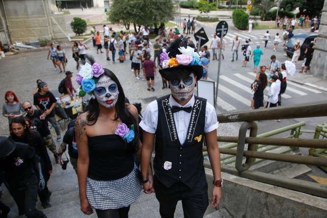 BRA53. SAO PAULO (BRASIL), 02/11/2016.- Una pareja de jóvenes usando disfraces y maquillajes alusivos al día de los muertos participa hoy, miércoles 02 de noviembre de 2016, de la realización de la Marcha Zombie en Sao Paulo (Brasil). Cientos de habitantes salieron a las calles con sus típicos trajes de muertos vivientes, brujas, vampiros y personajes de terror para que participar en la onceava edición de la Zombie Walk SP, una costumbre adoptada en diversos países del mundo y que Sao Paulo acoge desde el 2006 en el Día de los Muertos. EFE/Sebastião Moreira