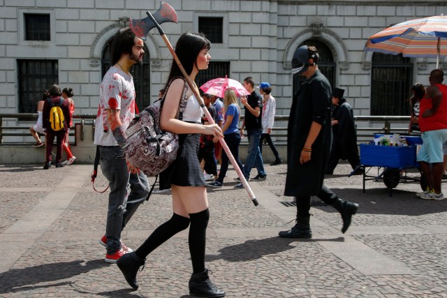 BRA58. SAO PAULO (BRASIL), 02/11/2016.- Una pareja de jóvenes usando disfraces y maquillajes alusivos a personajes de terror participa hoy, miércoles 02 de noviembre de 2016, de la realización de la Marcha Zombie en Sao Paulo (Brasil). Cientos de habitantes salieron a las calles con sus típicos trajes de muertos vivientes, brujas, vampiros y personajes de terror para que participar en la onceava edición de la Zombie Walk SP, una costumbre adoptada en diversos países del mundo y que Sao Paulo acoge desde el 2006 en el Día de los Muertos. EFE/Sebastião Moreira