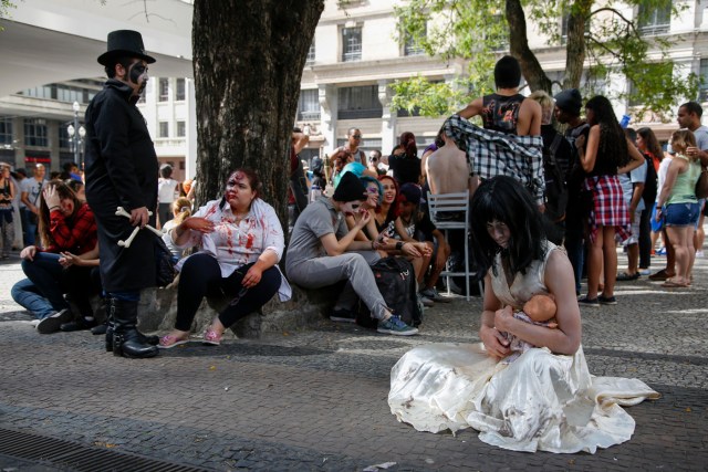 BRA59. SAO PAULO (BRASIL), 02/11/2016.- Paulistas participan hoy, miércoles 02 de noviembre de 2016, de la realización de la Marcha Zombie en Sao Paulo (Brasil). Cientos de habitantes salieron a las calles con sus típicos trajes de muertos vivientes, brujas, vampiros y personajes de terror para que participar en la onceava edición de la Zombie Walk SP, una costumbre adoptada en diversos países del mundo y que Sao Paulo acoge desde el 2006 en el Día de los Muertos. EFE/Sebastião Moreira