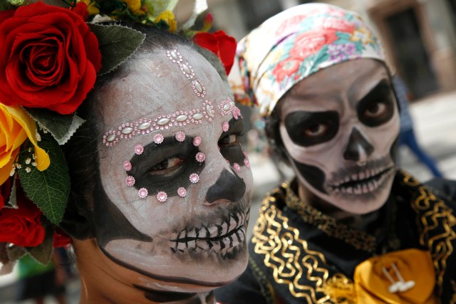 BRA61. SAO PAULO (BRASIL), 02/11/2016.- Una pareja de jóvenes usando disfraces y maquillajes alusivos al día de los muertos participa hoy, miércoles 02 de noviembre de 2016, de la realización de la Marcha Zombie en Sao Paulo (Brasil). Cientos de habitantes salieron a las calles con sus típicos trajes de muertos vivientes, brujas, vampiros y personajes de terror para que participar en la onceava edición de la Zombie Walk SP, una costumbre adoptada en diversos países del mundo y que Sao Paulo acoge desde el 2006 en el Día de los Muertos. EFE/Sebastião Moreira