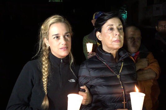 Militares fuertemente armados intentan amedrentar a Lilian Tintori y a Antonieta de López (Fotos)