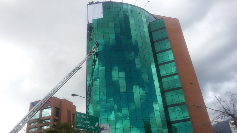 Rescatan a dos hombres tras el colapso de un andamio en la torre Banesco en El Rosal