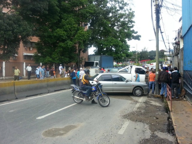 Foto: Protesta de vecinos a la altura de la bajada de El Tambor en Los Teques / twitter