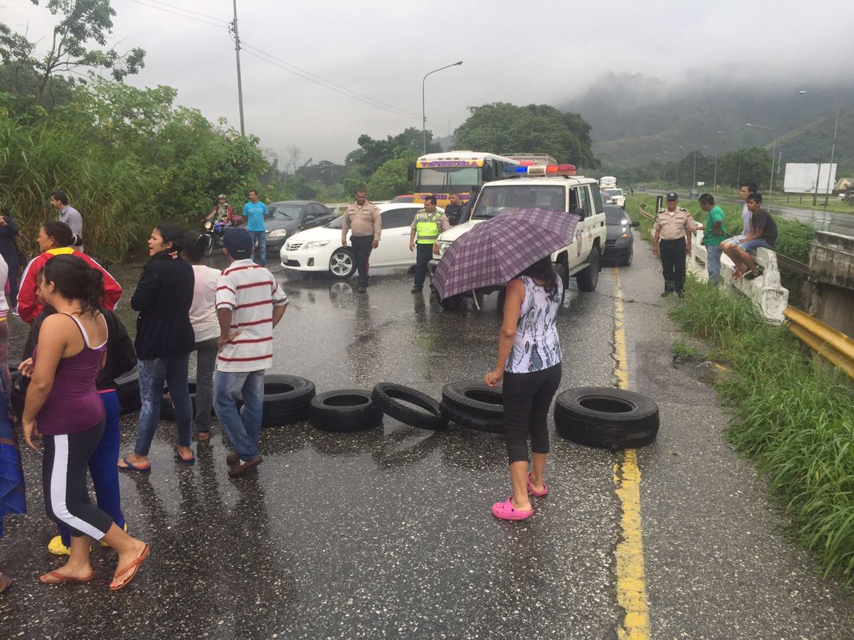 #4Nov: Comunidad afectada por lluvias protesta en la autopista Valencia-Puerto Cabello