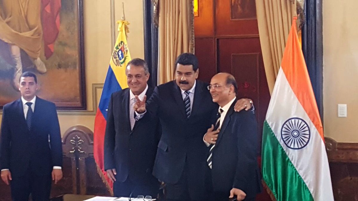Venezuela firma acuerdos con India para producción de crudo