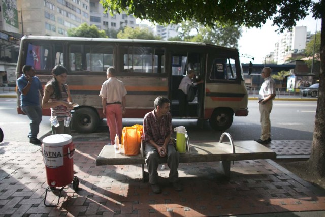 Vendedores ambulantes esperan clientes en Caracas, el viernes 28 de octubre de 2016. Algunas tiendas y escuelas están cerradas y el tráfico en hora pico es notablemente más ligero por el paro de 12 horas impulsado por la oposición en rechazo al presidente Nicolás Maduro luego de que las autoridades cancelaran un referendo revocatorio de su mandato. (AP Foto/Ariana Cubillos)