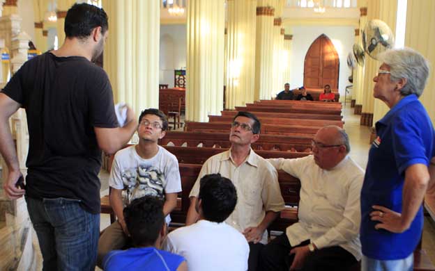 MARACAIBO 04/11/2016 LA IGLESIA SANTA LUCIA FUE VICTIMA DE DELINCUENTES QUE INGRESARON ESTE VIERNES A LAS CUATRO DE LA TARDE SOMETIENDO A TRABAJADORES Y AL SACERDOTE GOLPEODOLO SALVAJEMENTE Y LLEVANDOSE LAS CORONAS Y LAS PALMAS DE LA VIRGEN TAMBIEN CARGARON CON DINERO EN EFECTIVO LOS FELIGRESES NO DABAN CREDITO A LO SUCEDIDO